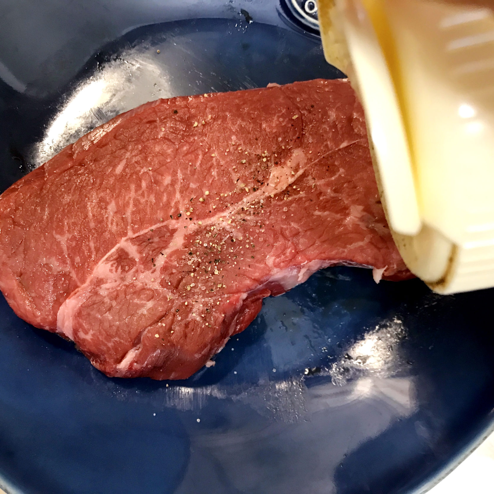 王道ソースでいただく。牛ランプ肉のステーキ